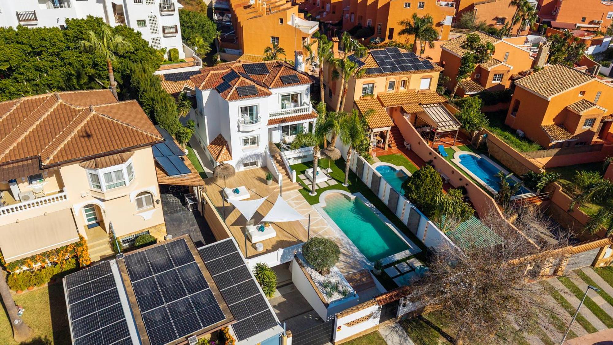 Vacation Marbella: Sunny Camelia Villa with Heated Pool and Cinema Benalmadena Exterior photo