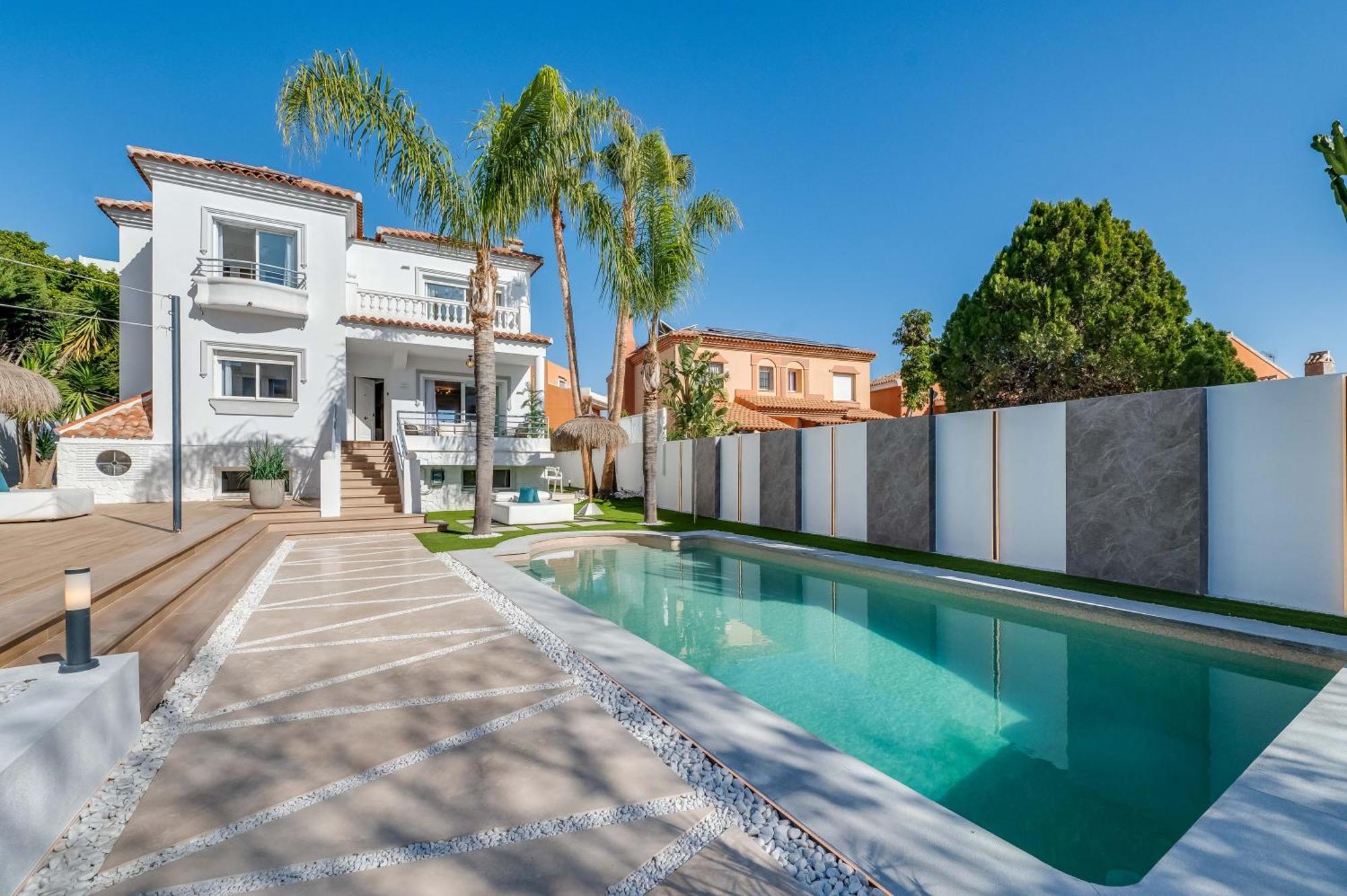 Vacation Marbella: Sunny Camelia Villa with Heated Pool and Cinema Benalmadena Exterior photo