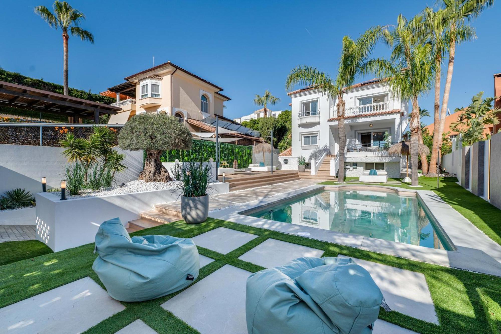 Vacation Marbella: Sunny Camelia Villa with Heated Pool and Cinema Benalmadena Exterior photo