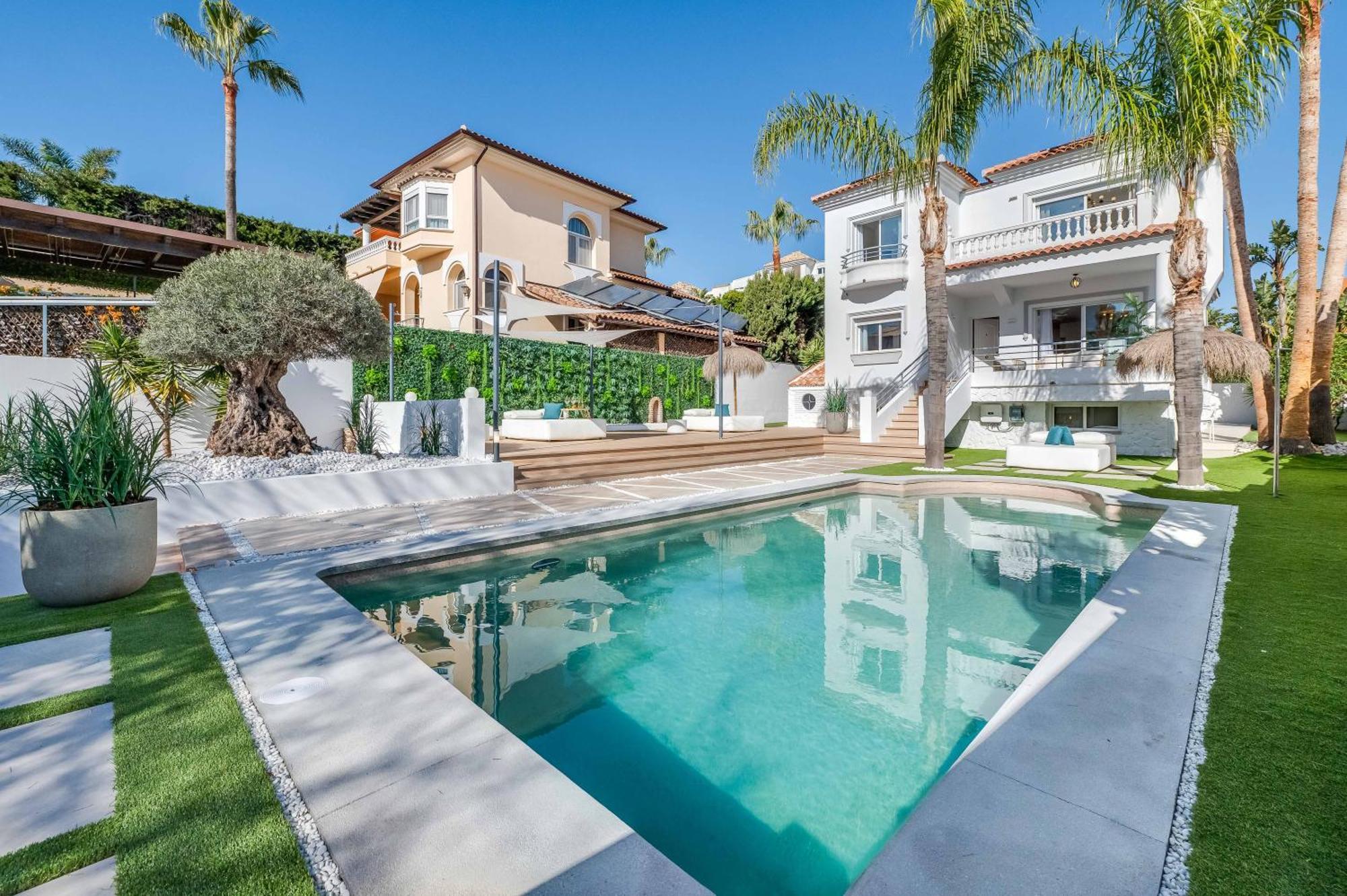 Vacation Marbella: Sunny Camelia Villa with Heated Pool and Cinema Benalmadena Exterior photo